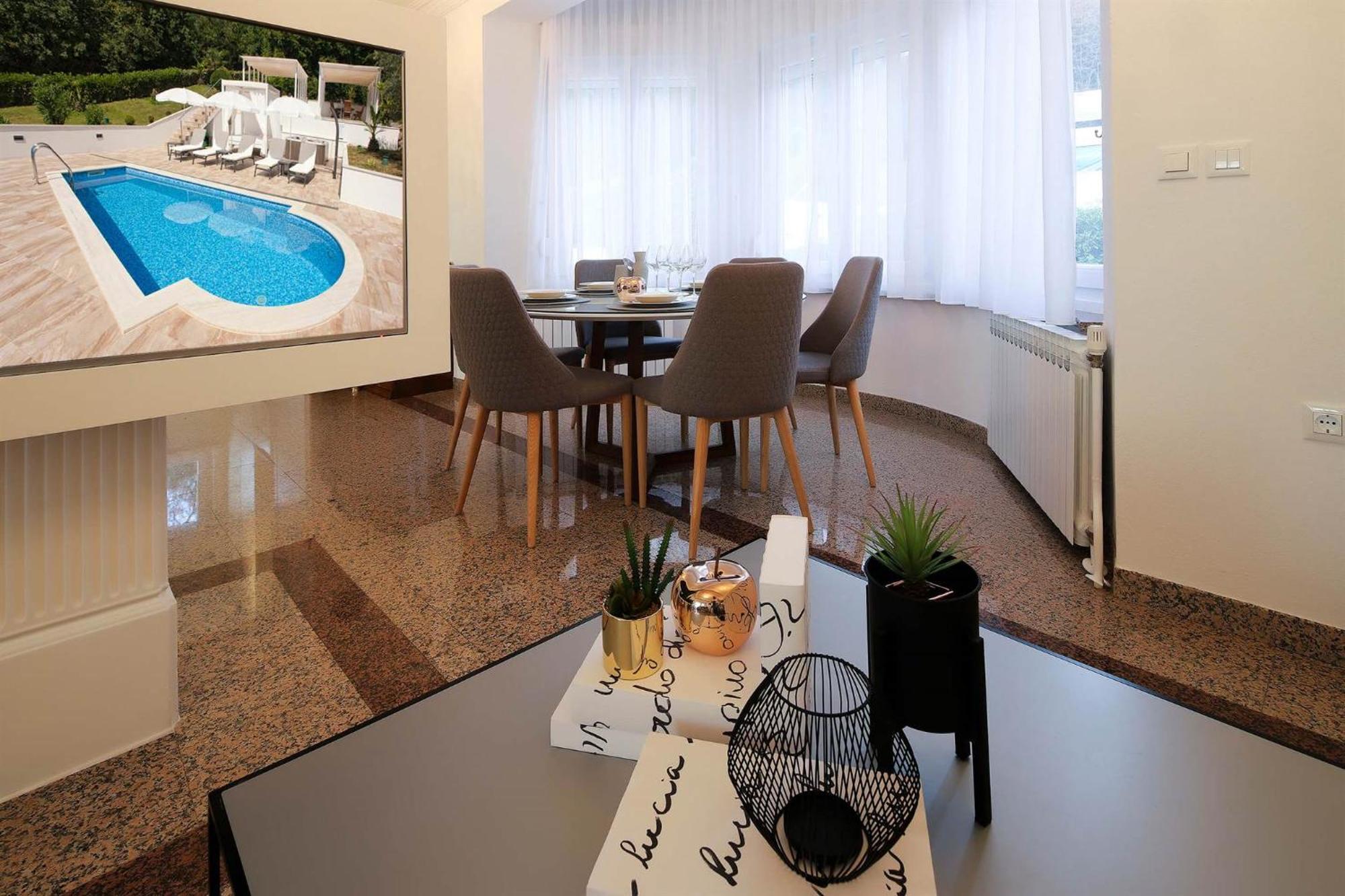 Garden With Pool Apartment