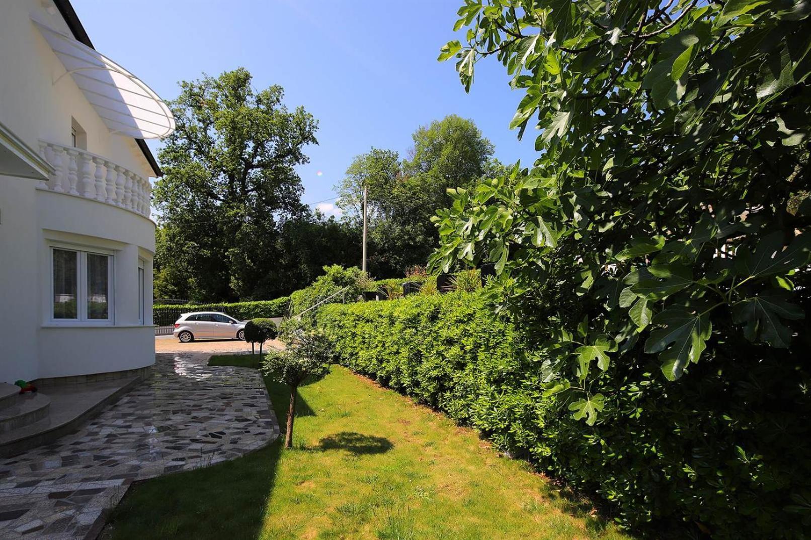 Garden With Pool Apartment *