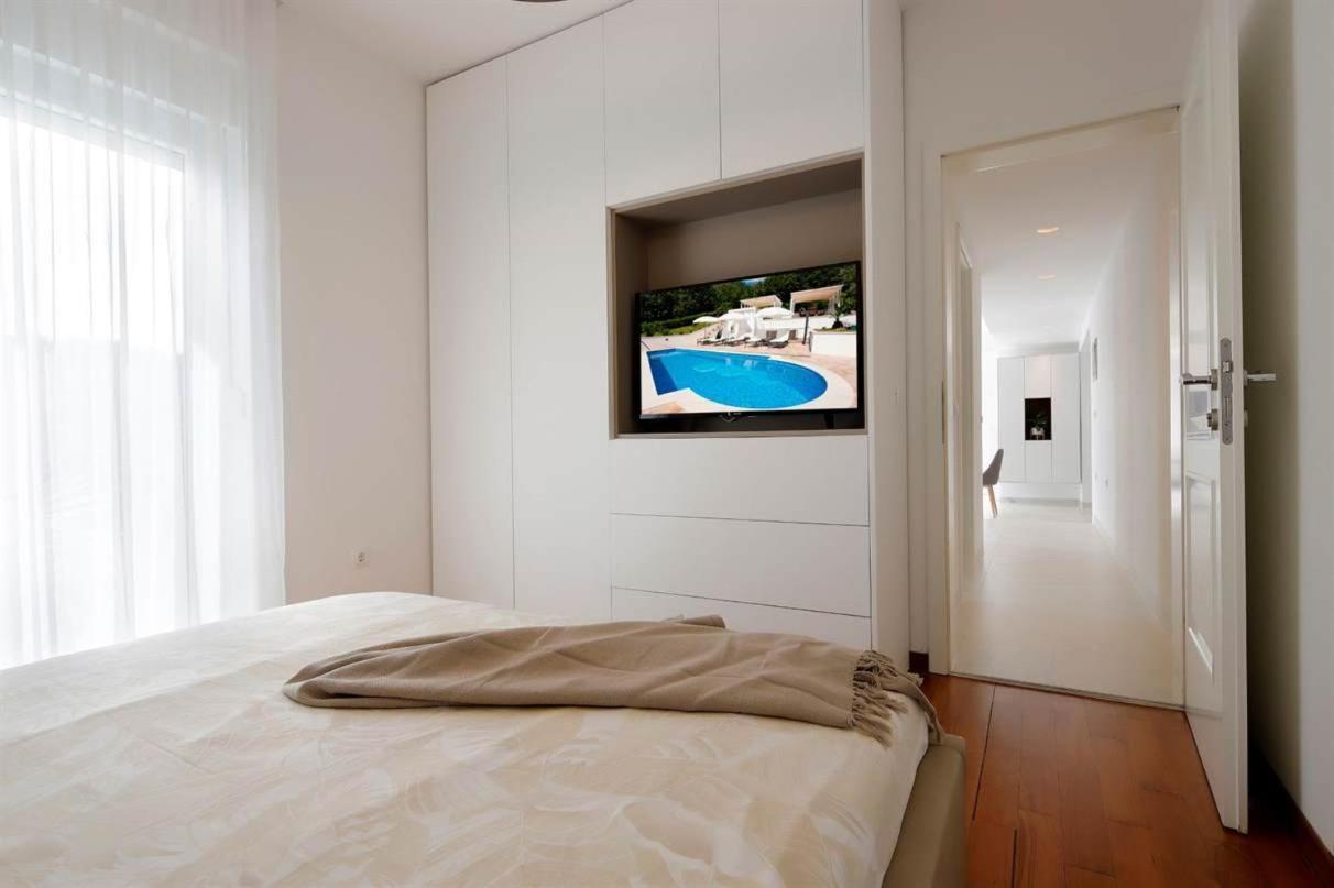Apartment Garden With Pool