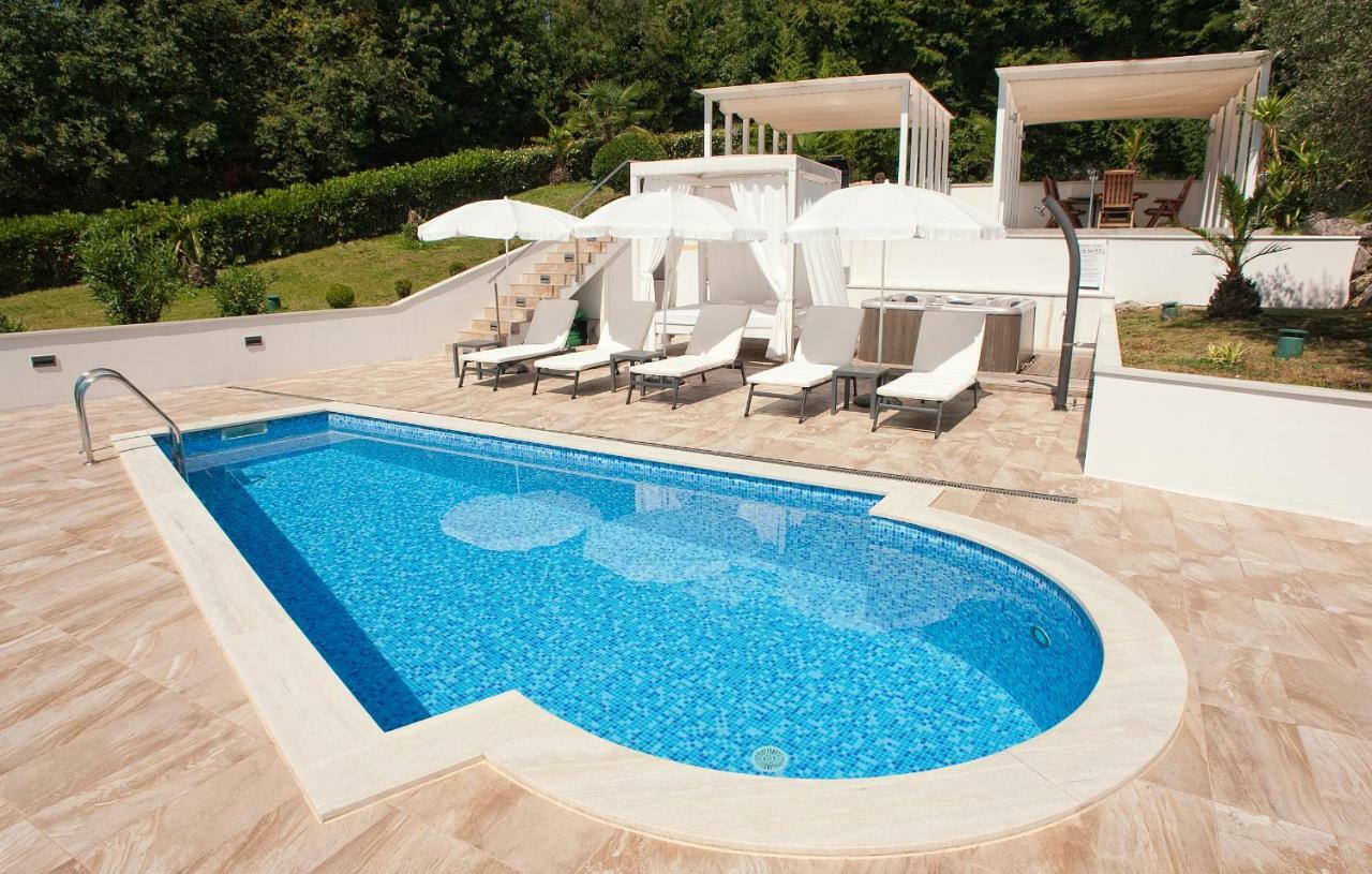 Garden With Pool Apartment *